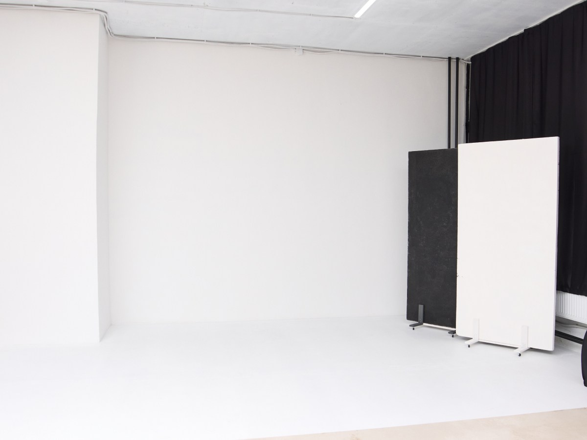 Аренда фотостудии в Москве. Фотосъёмка для марктеплейсов Studio 11.11