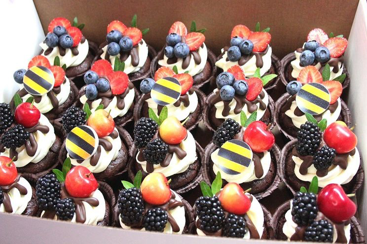 Капкейки фуршетные с логотипом. Katyasugarsugar капкейки, зефир, торты Москва