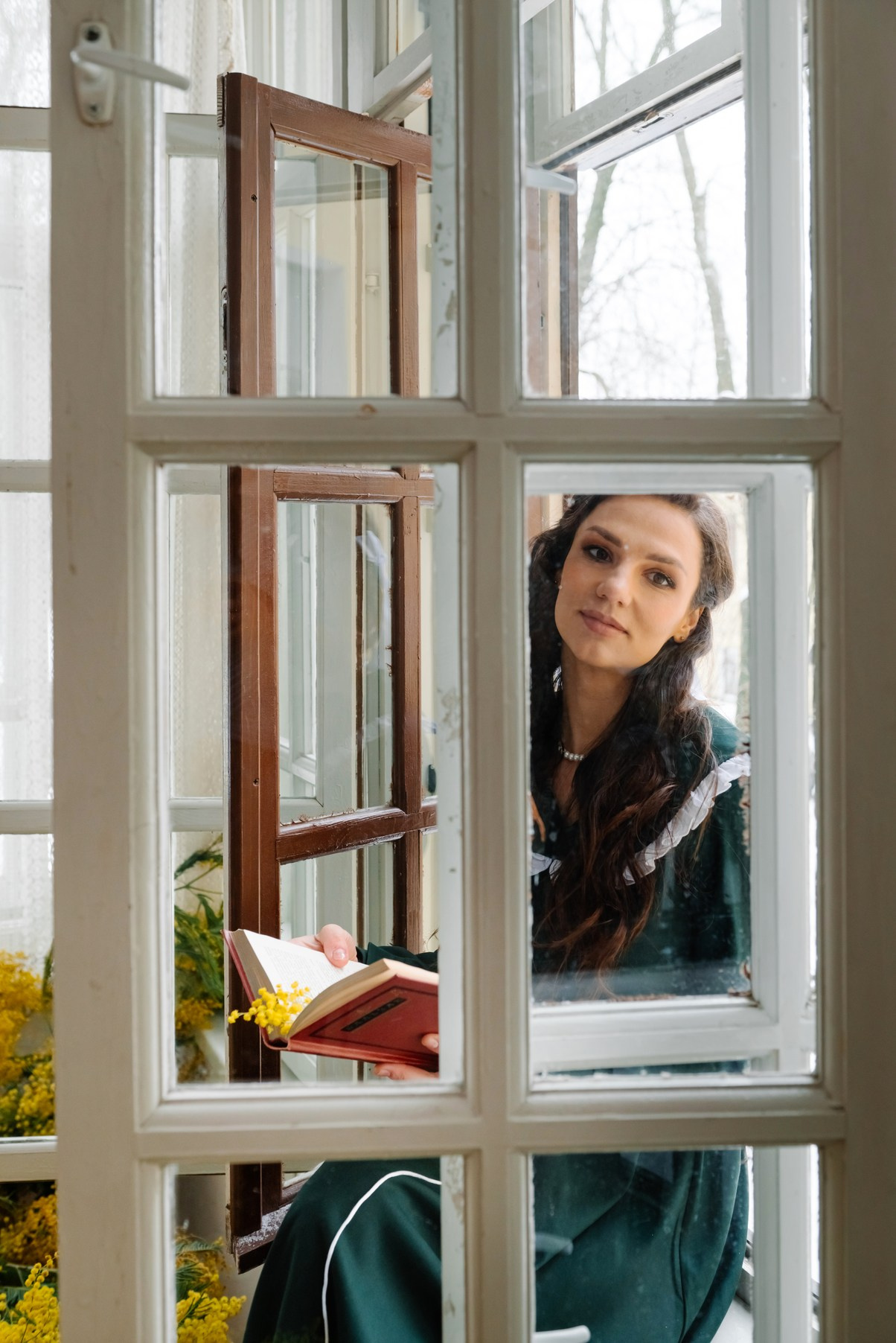 Анастасия с мимозой. Свадебный и сеейный фотограф в Санкт-Петербурге Елена Худякова
