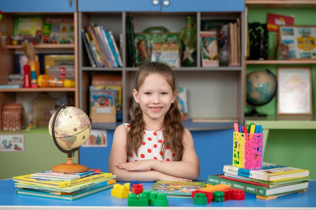 Фотосессия малышей с глобусом в группе.