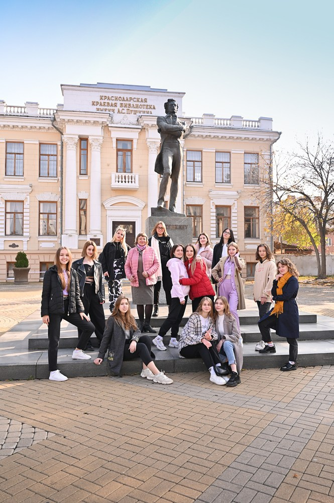 Фотосъемка школьников на фоне памятника Пушкину в Краснодаре