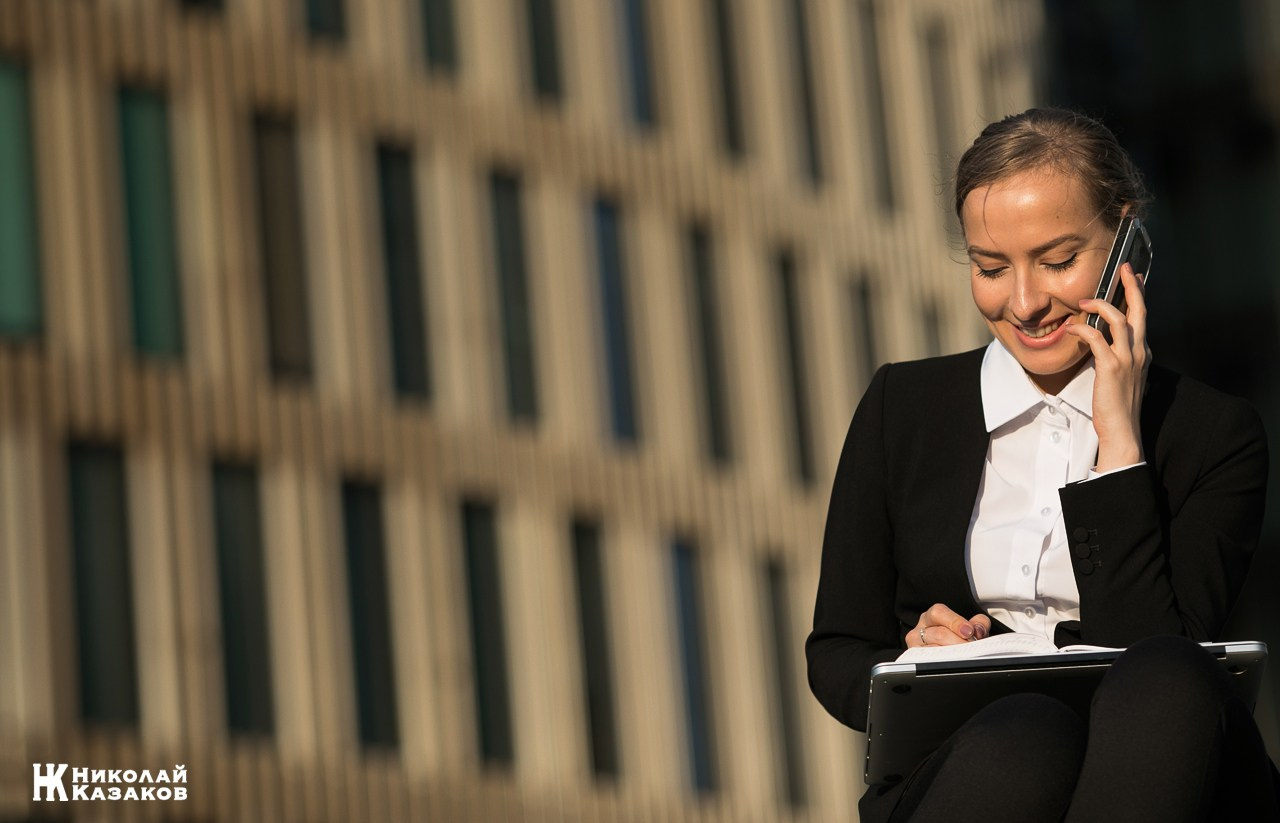 Увлеченная молодая женщина общается по смартфону 