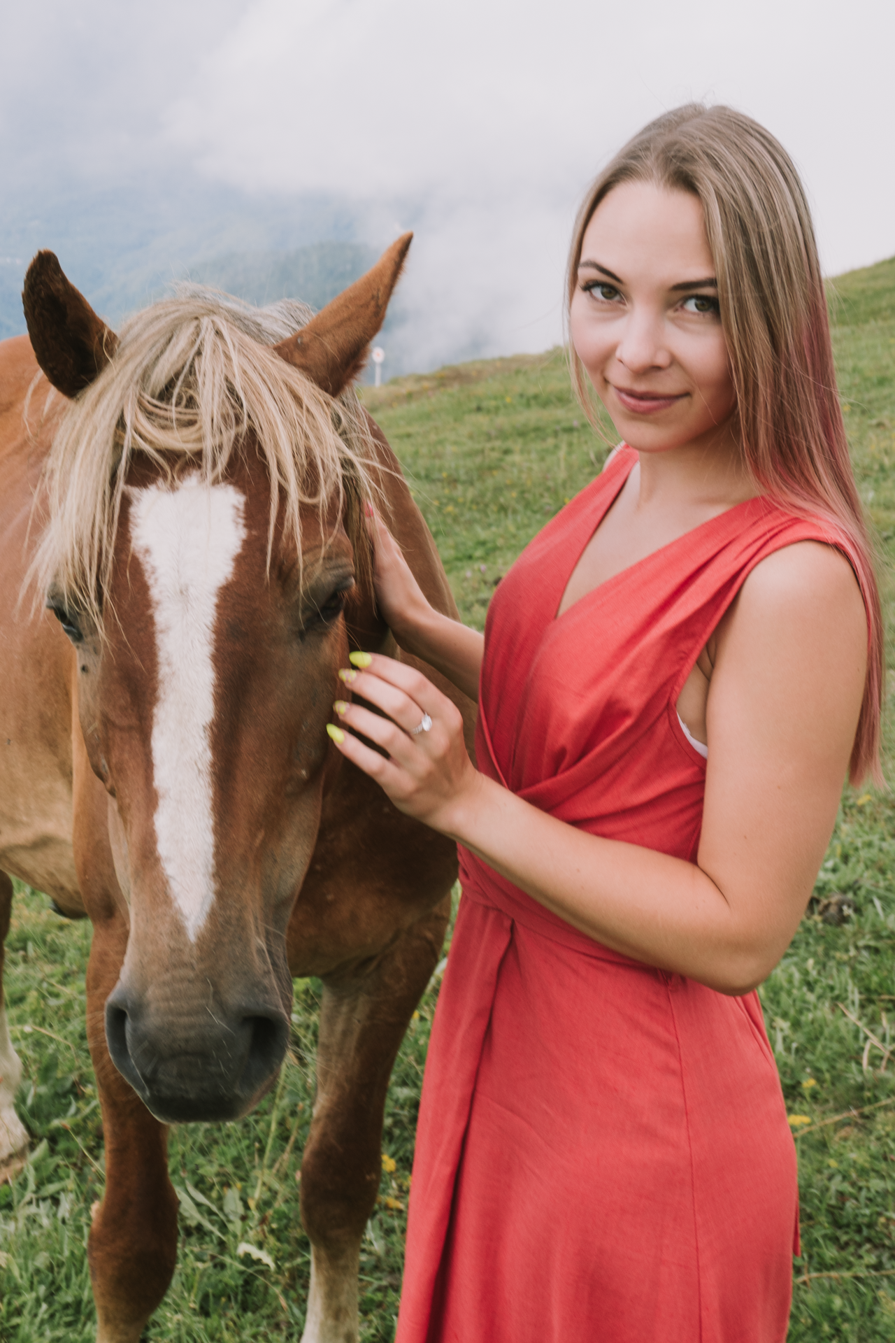 Фотоснимок девушки лежит на камне