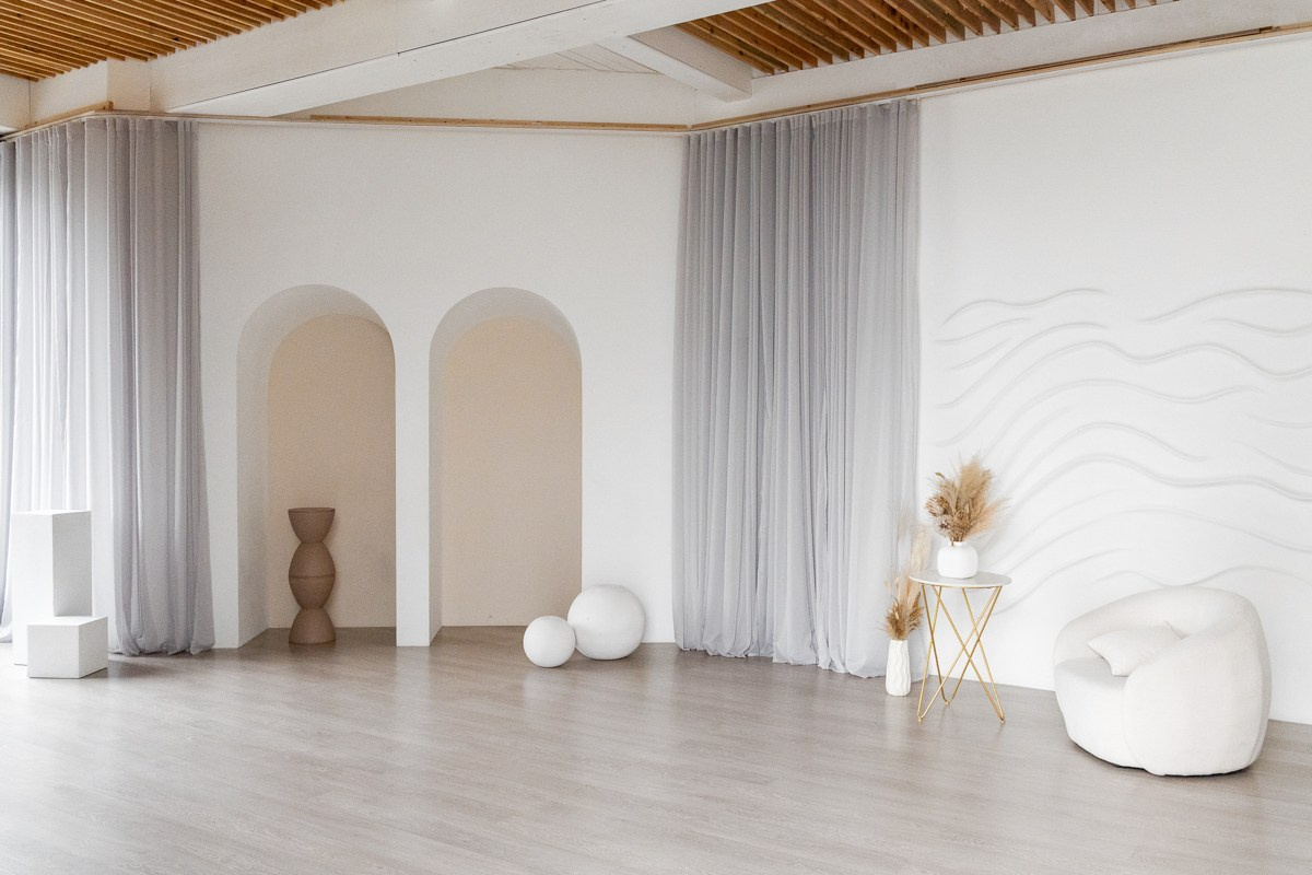 Зал Лофт в фотостудии Арт Рояль в Сургуте - идеальное место для семейных и индивидуальных фотосессий