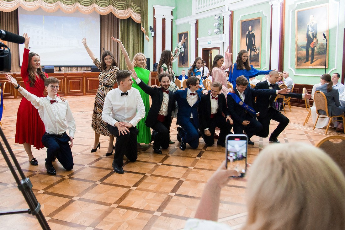 Выпускной в гимназии «Василиада». Репортажный фотограф Борис Геер