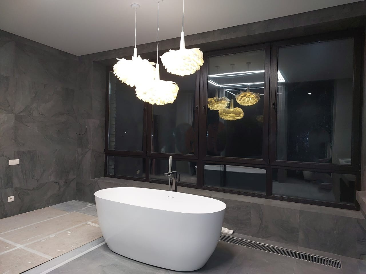 Зонирование и освещение в ванной комнате объекта МД-006