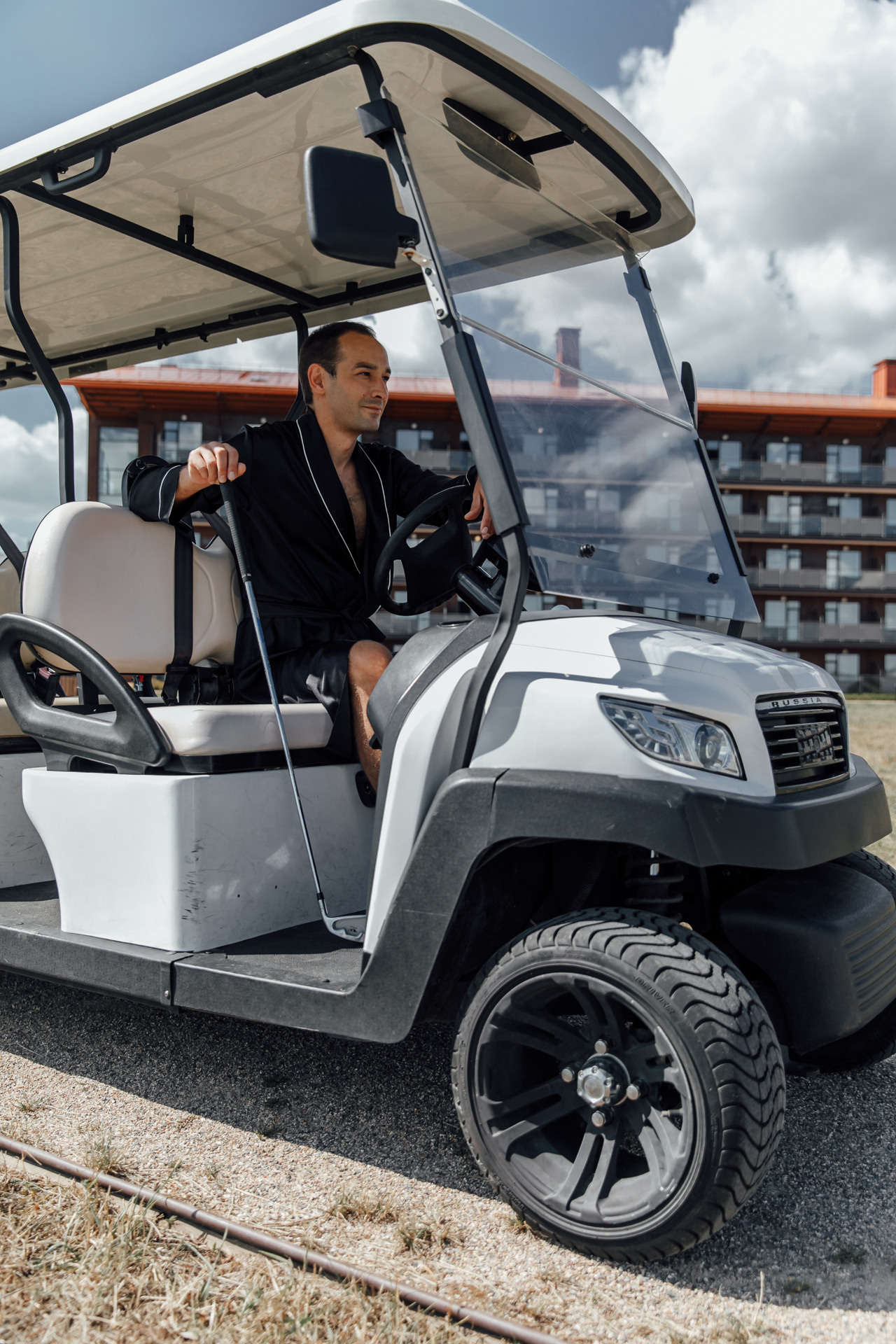 жених катается н агольфкаре 