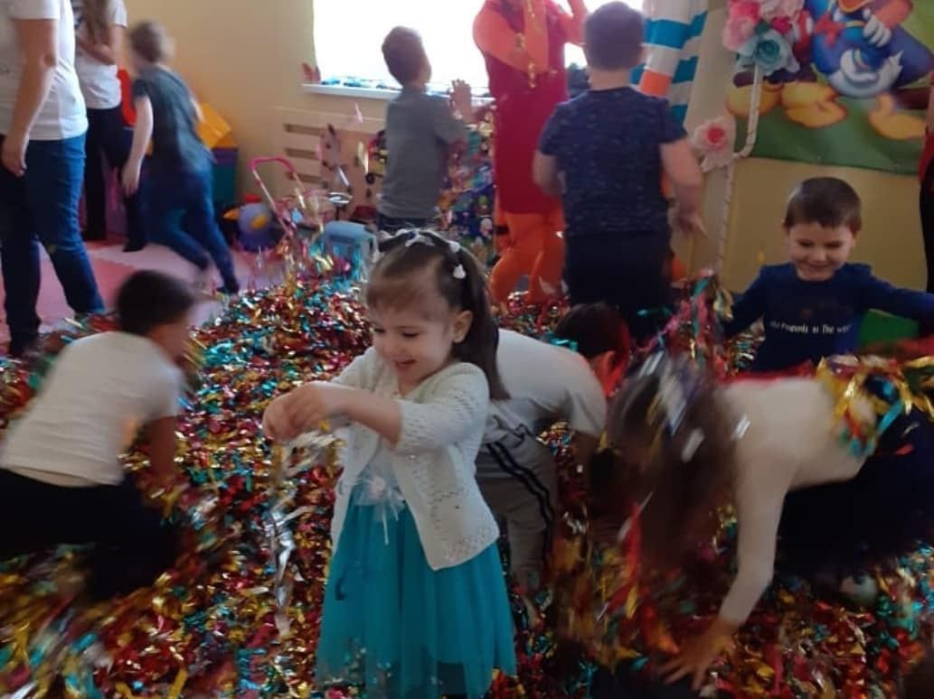 Как же весело нам вместе! А с Коржиком и Карамелькой еще веселее!