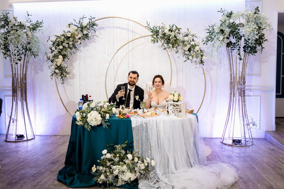 Жених и невеста за столом в ресторане Санкт-Петербурга