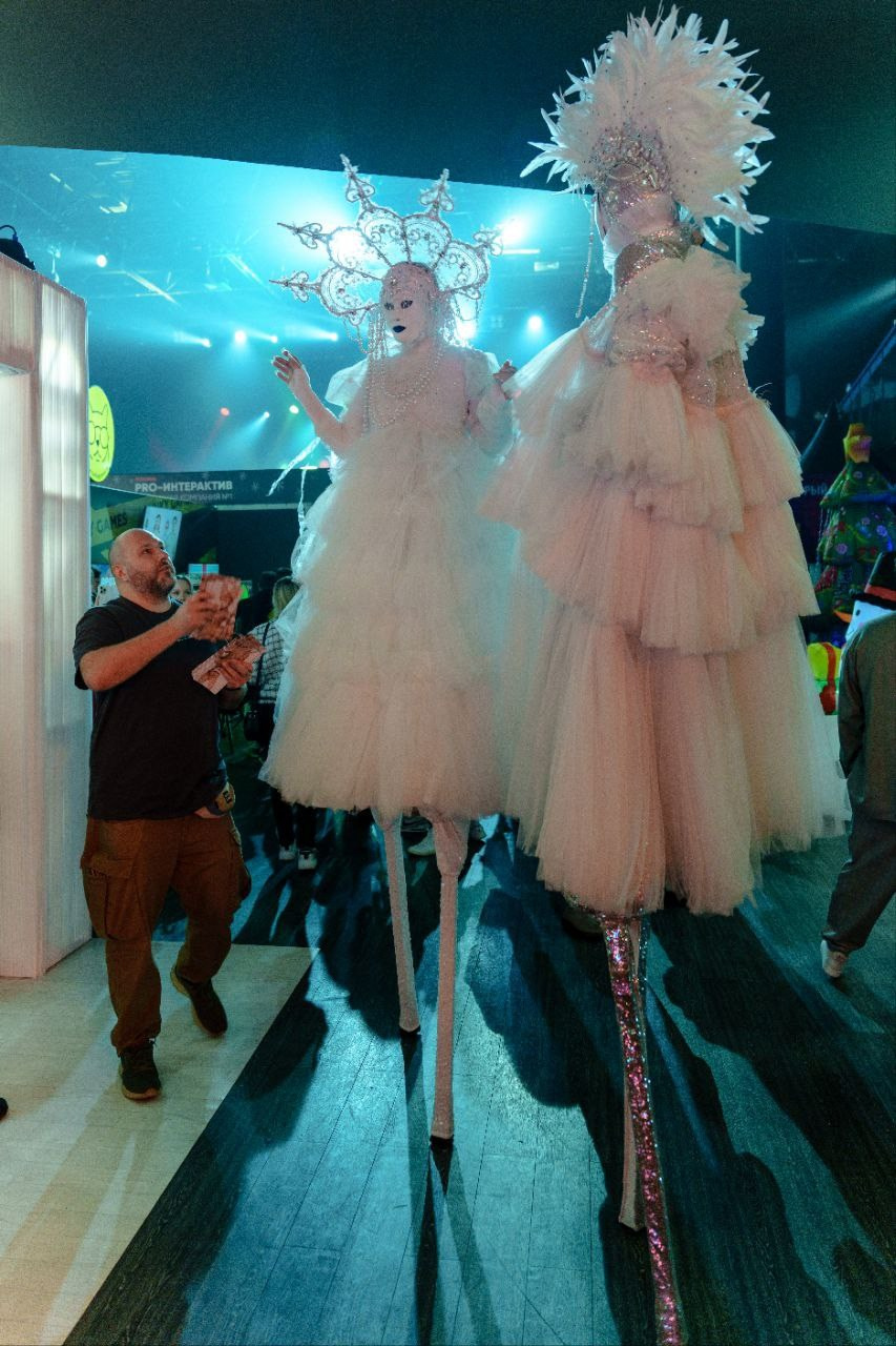 Лиса в Лесу на ивент-выставке ЁЛКИ 2025. Мимы и Ходулисты на встречу гостей. Москва