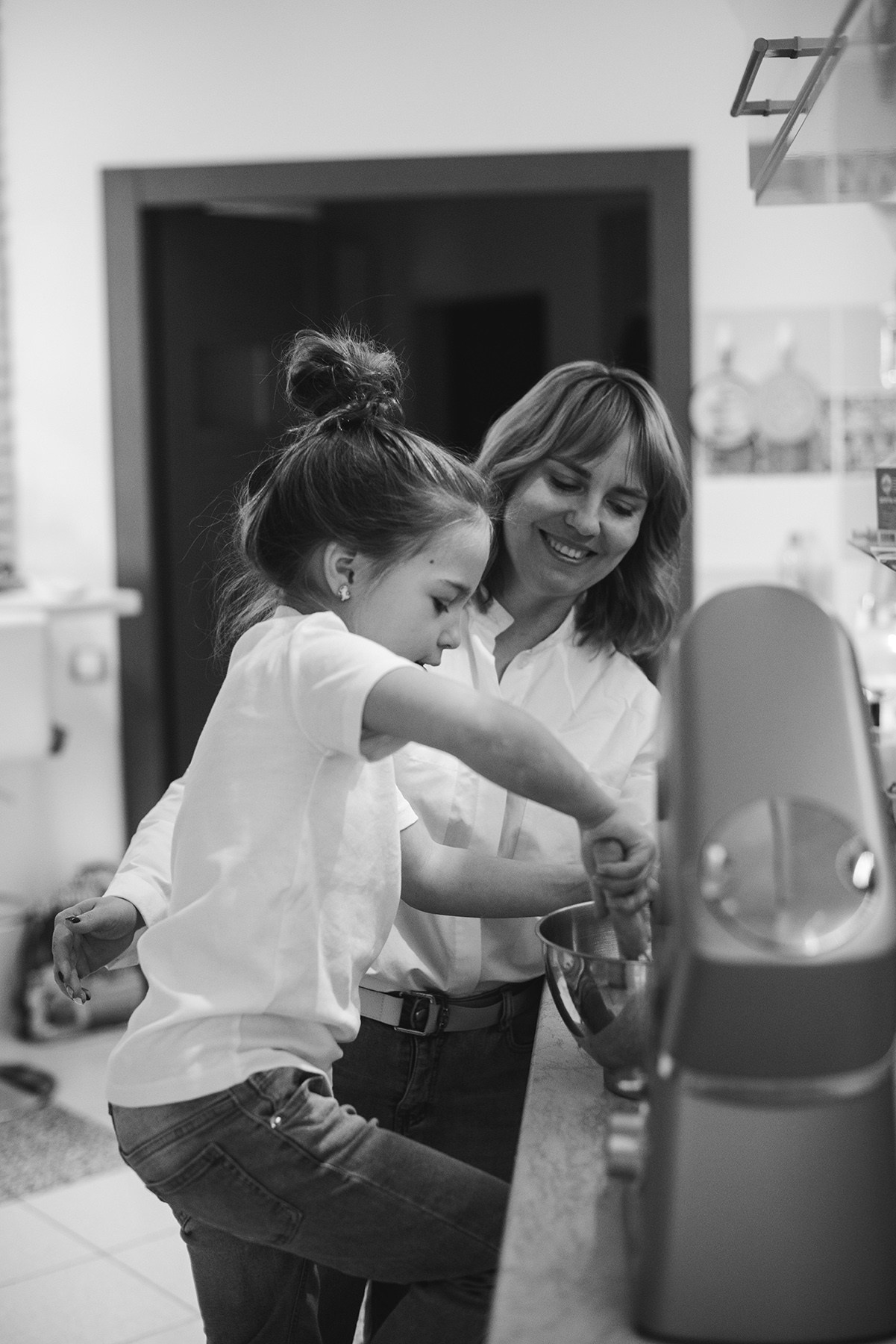 Family photo shoot at home , mom and daughter are cooking,  Photographer Elena Carruthers, Scotland