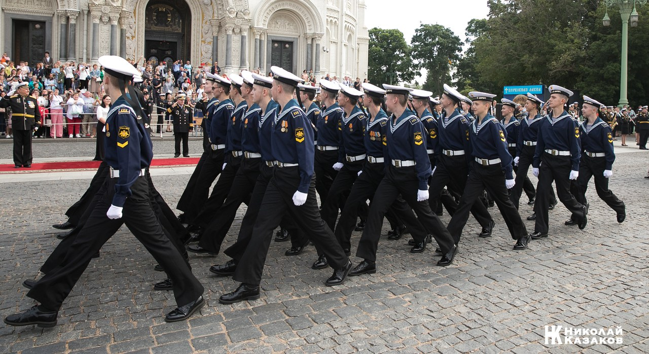 Кадеты  морского кадетского военного корпуса маршируют по Якорной площади на фоне Кронштадского морского собора
