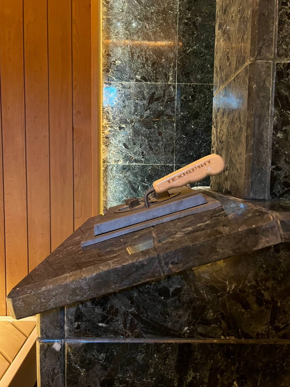 Шикарная парная в Денисово. Уникальный дизайн, большое количество сибирского можжевельника и талькомагнезит с подсветкой. SaunaTopMasters