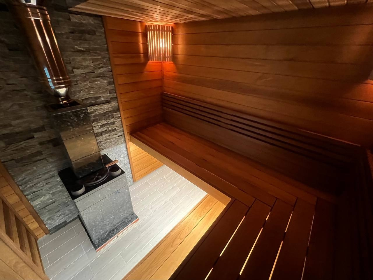 Баня в Мельничном Ручье на базе каменки Технолит из термоосины и пестрого канадского кедра, придающего неповторимый аромат во время парения. SaunaTopMasters