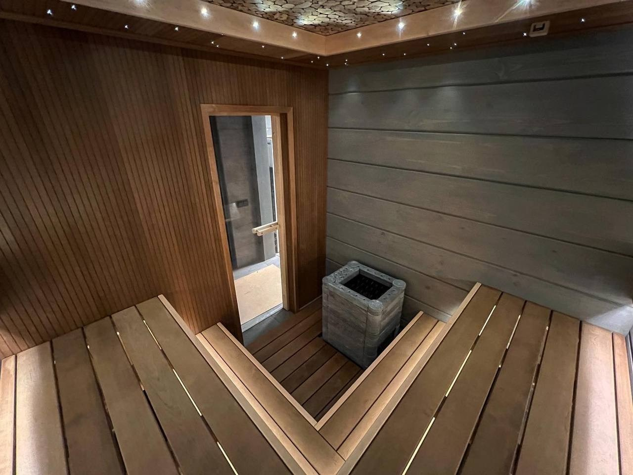 Парная в Орлино: рейка из термоольхи, каменка Sawo Nimbus и можжевеловое панно среди звёздного неба. SaunaTopMasters