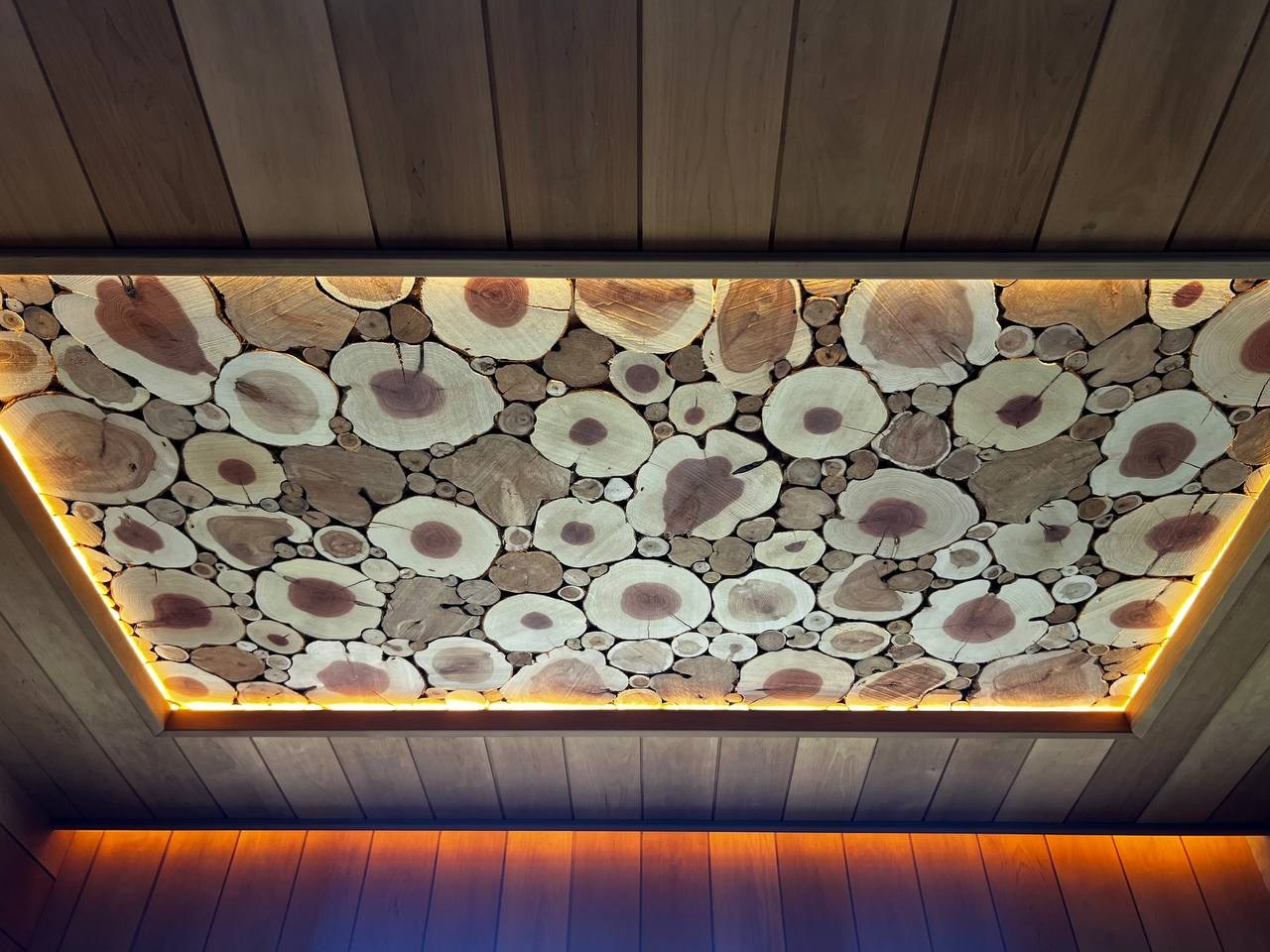 Роскошная парная в Красноармейском с высоким потолком, широкими полками, панорамным окном и Harvia Legend на дистанционном управлении. SaunaTopMasters