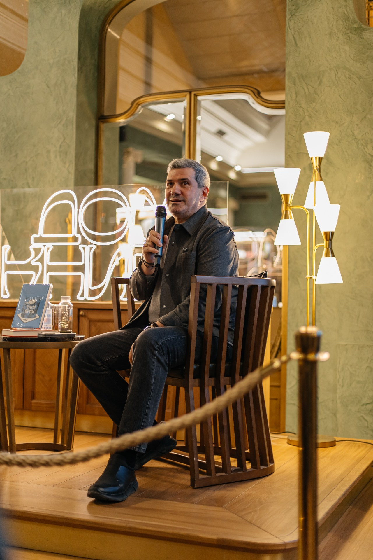 Презентация книги. Дом книги, Санкт-Петербург. Репортажный фотограф в Санкт-Петербурге СПБ Алиса Ческидова на ваше мероприятие