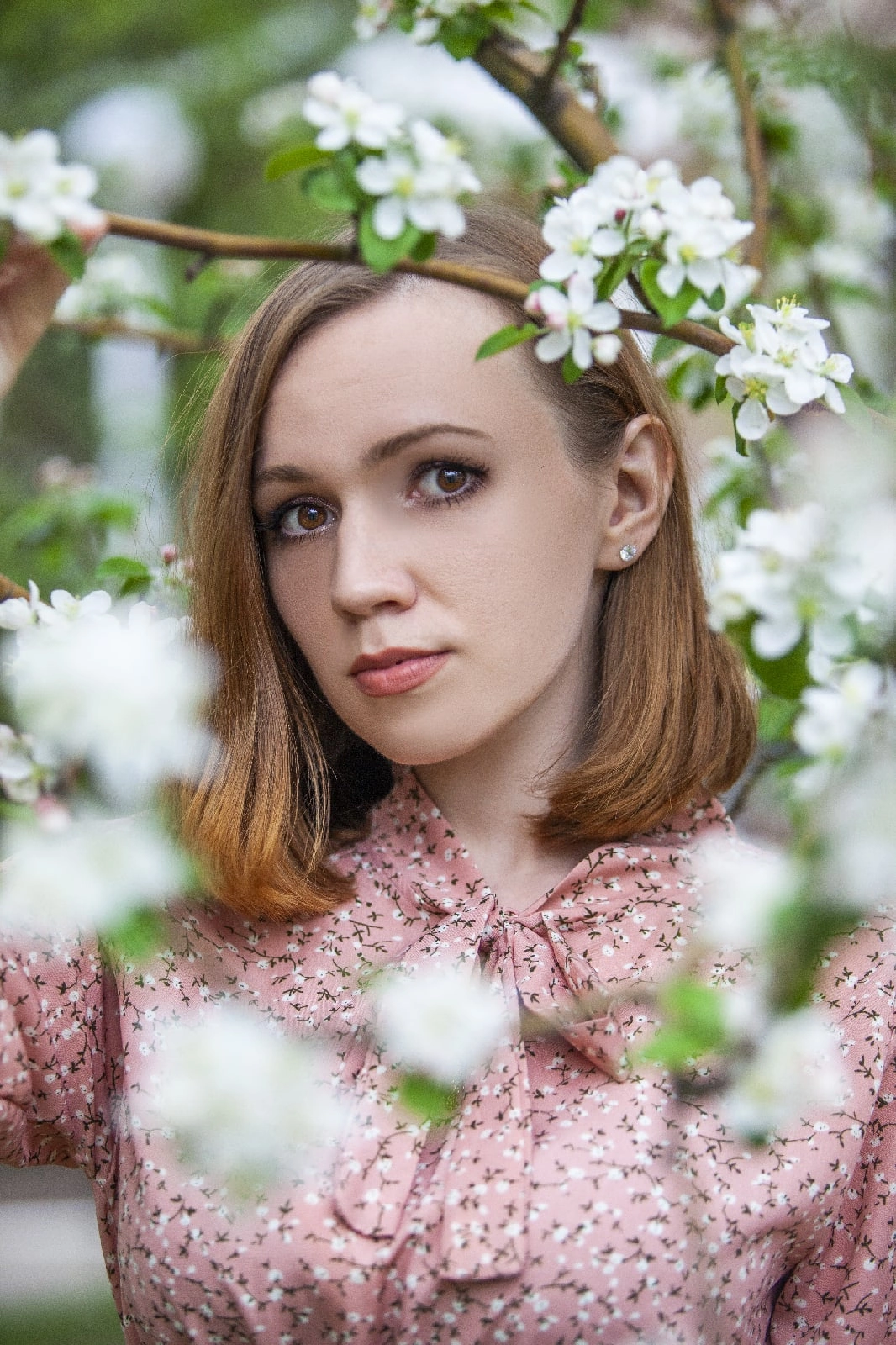 Прекрасная девушка в весенних цветах!
