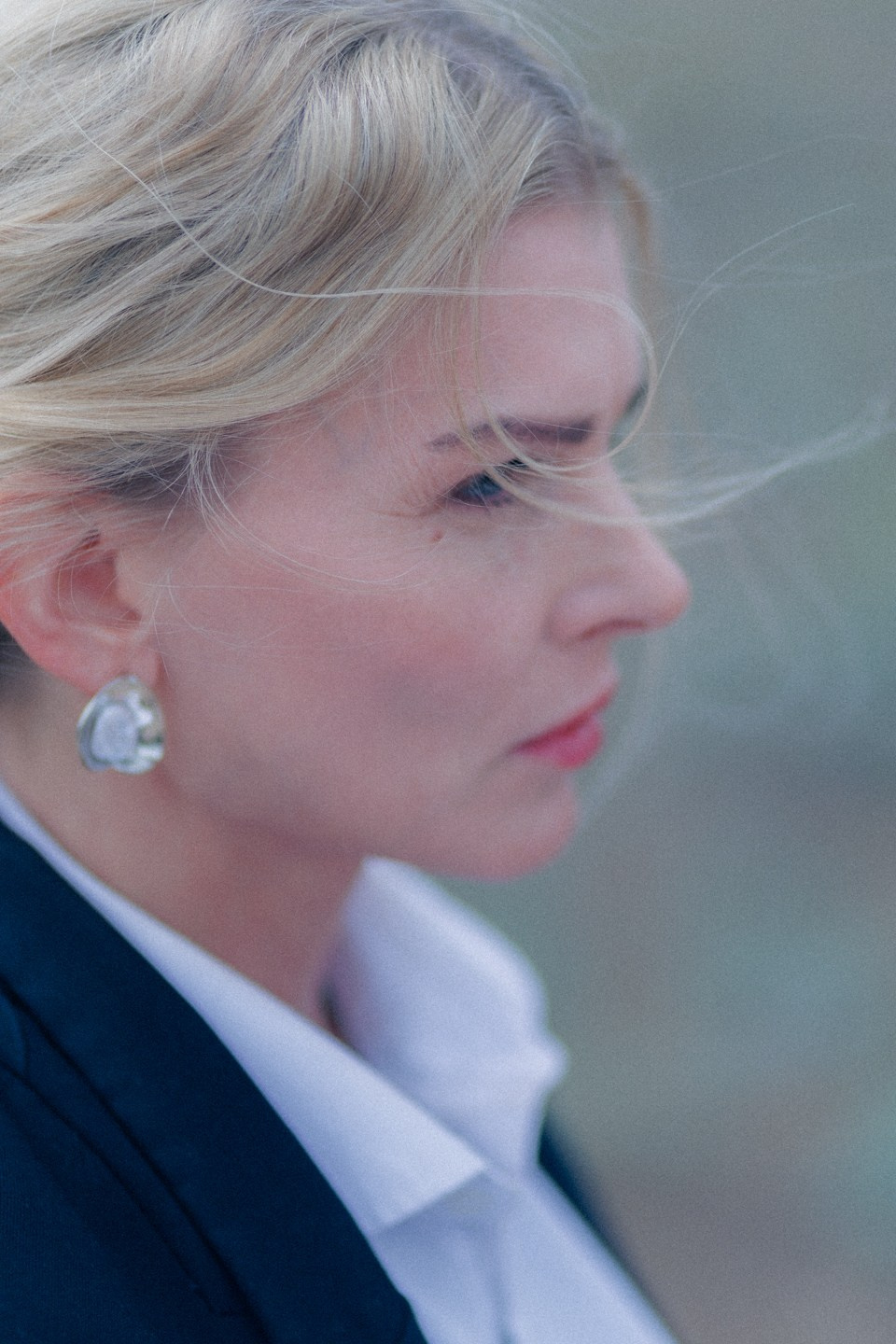 Скалы Капчагая. Я снимал историю, где героиня отягощенная жизненными обстоятельствами, перезагружается, оставляя весь накопленный негатив. Dmitriigoliapov.ru