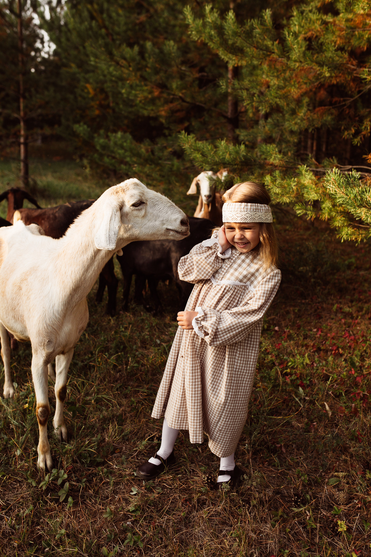 Катюша с козами. Семейный и детский фотограф в Ижевске Анастасия Камариттинова