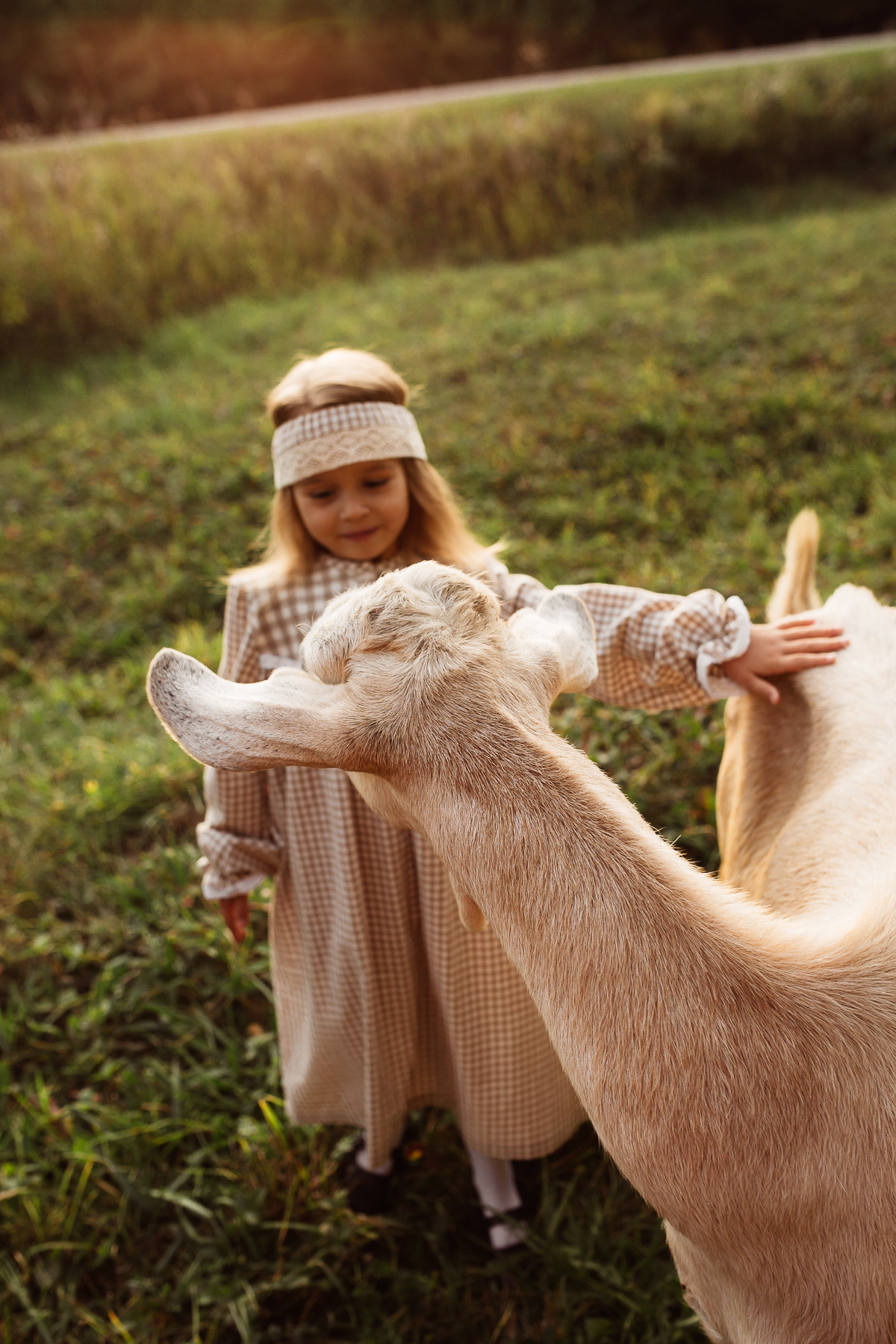 Катюша с козами. Семейный и детский фотограф в Ижевске Анастасия Камариттинова