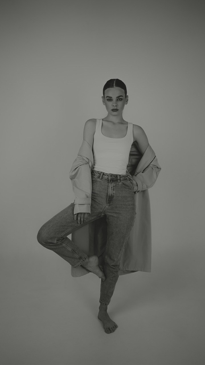 Черно-белая фотосессия на циклораме в фотостудии Новочеркасска «Рафинад». Свадебный фотограф в Ростове-на-Дону. Таинство Крещения и Венчания, семейные фотосессии. Алёна Чёботова