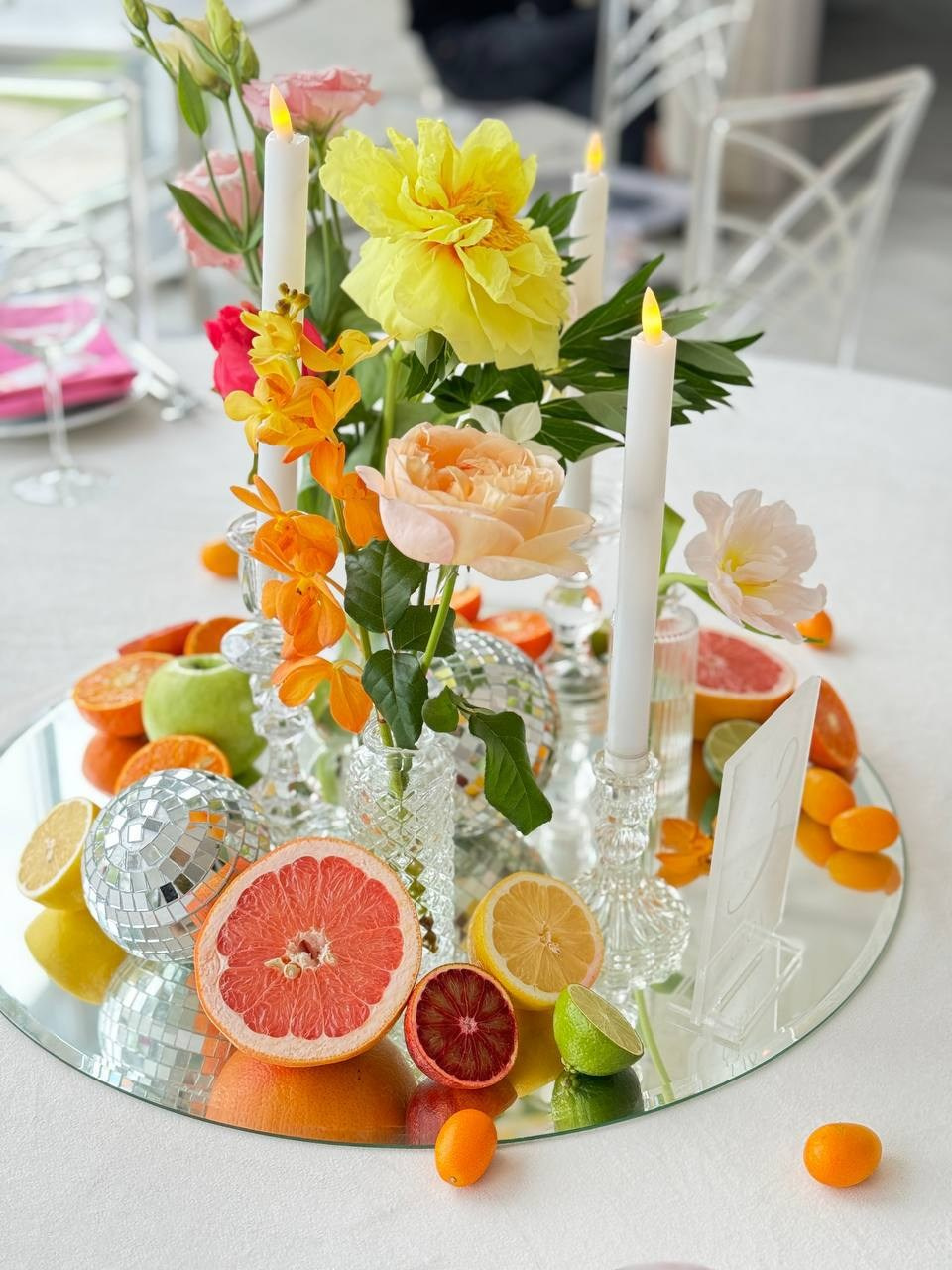 Яркий декор с использованием фруктов и овощей. Подрядчики и друзья сети свадебных площадок House for wedding