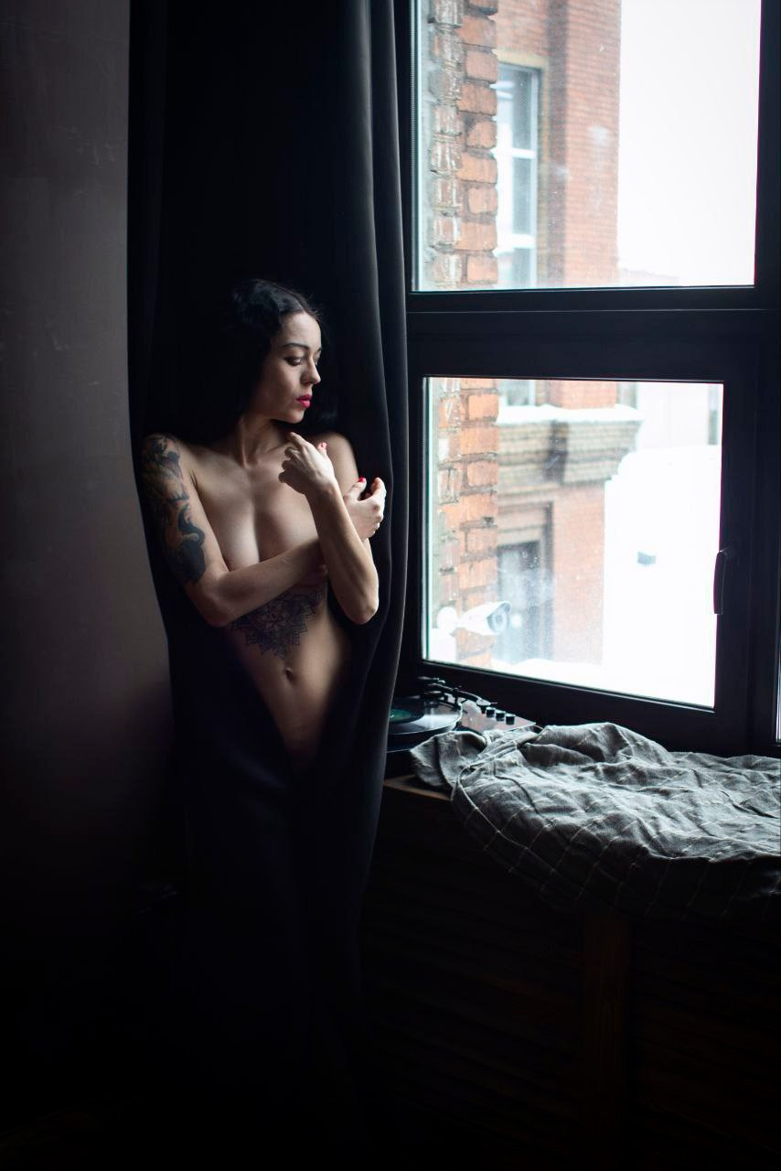 Игра света и тени в эстетической ню-съемке