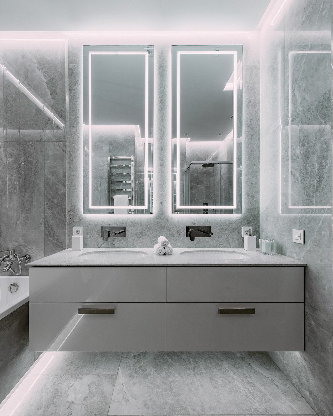 Современная ванная с мраморной отделкой и подсветкой зеркал | Валерия Котович