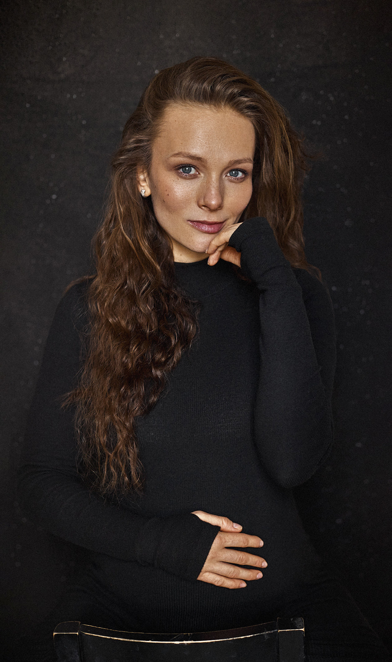 портрет девушка с растрепанными волосами сидит на стуле фотосессия в Домодедово 