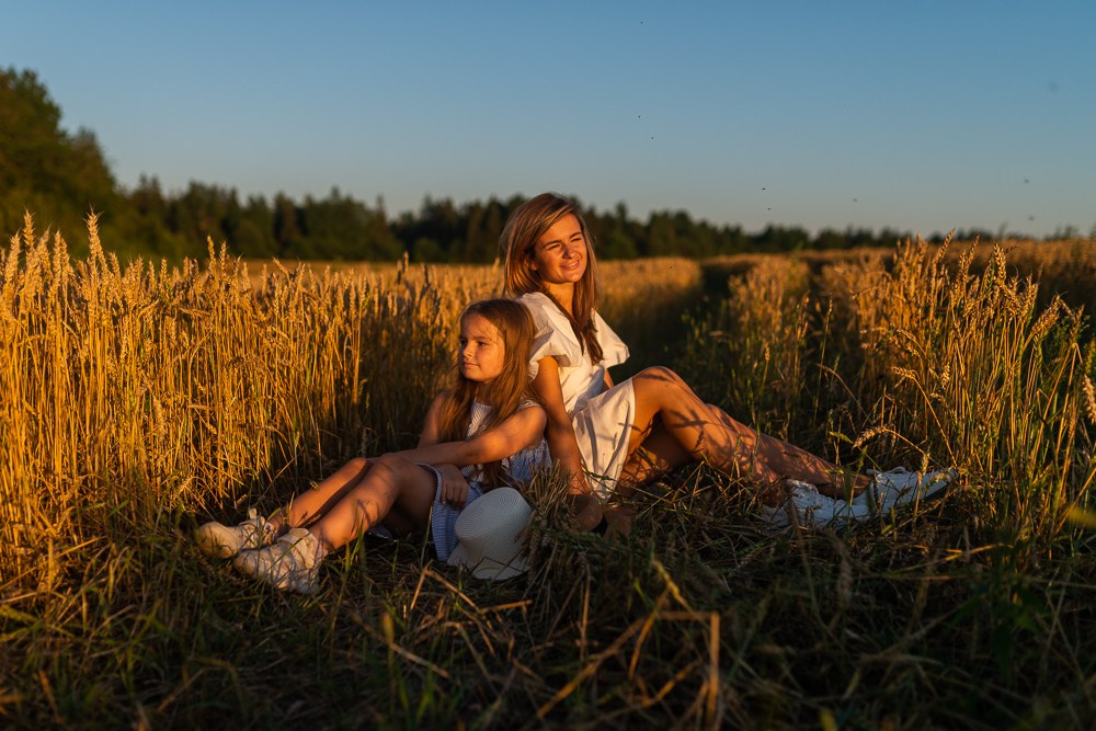 Поле, закат и наши улыбки. Фотограф Мария Ковкова