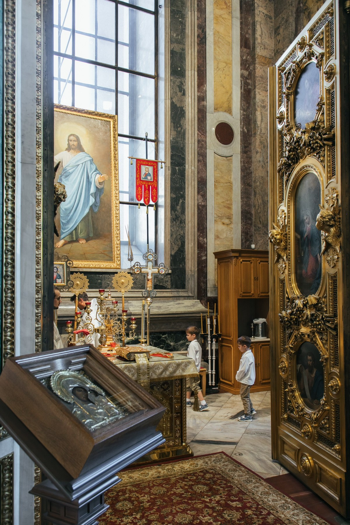 Индивидуальное крещение в Исаакиевском соборе двух братишек. Фотограф крещение венчание в Петербурге! Помогает подобрать храм и посоветовал душевного батюшку в СПб