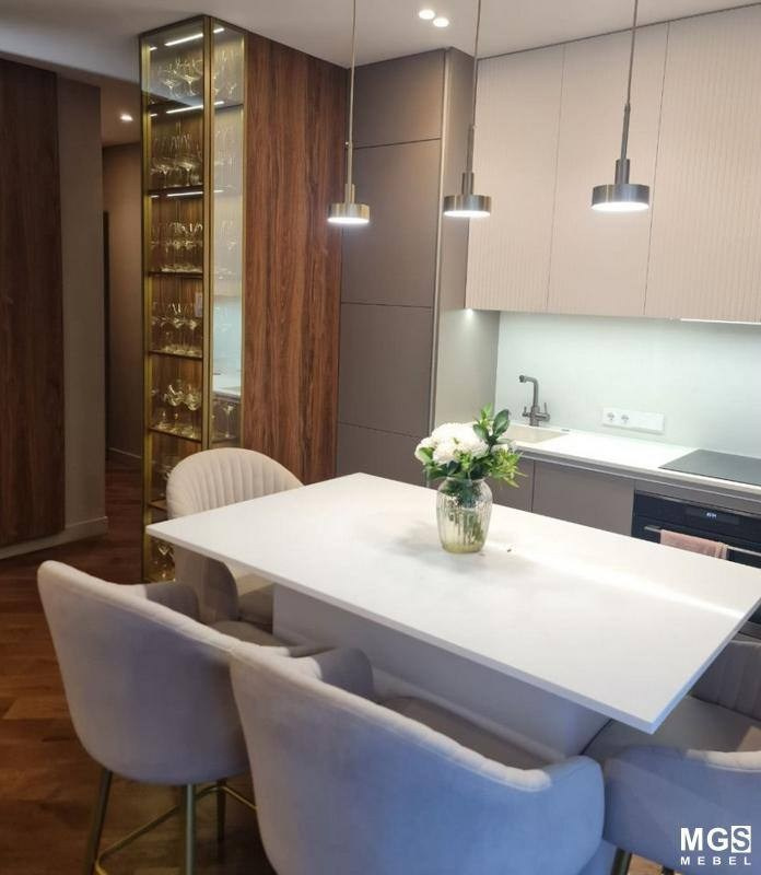 Кухонный гарнитур. Обеденный стол и стулья