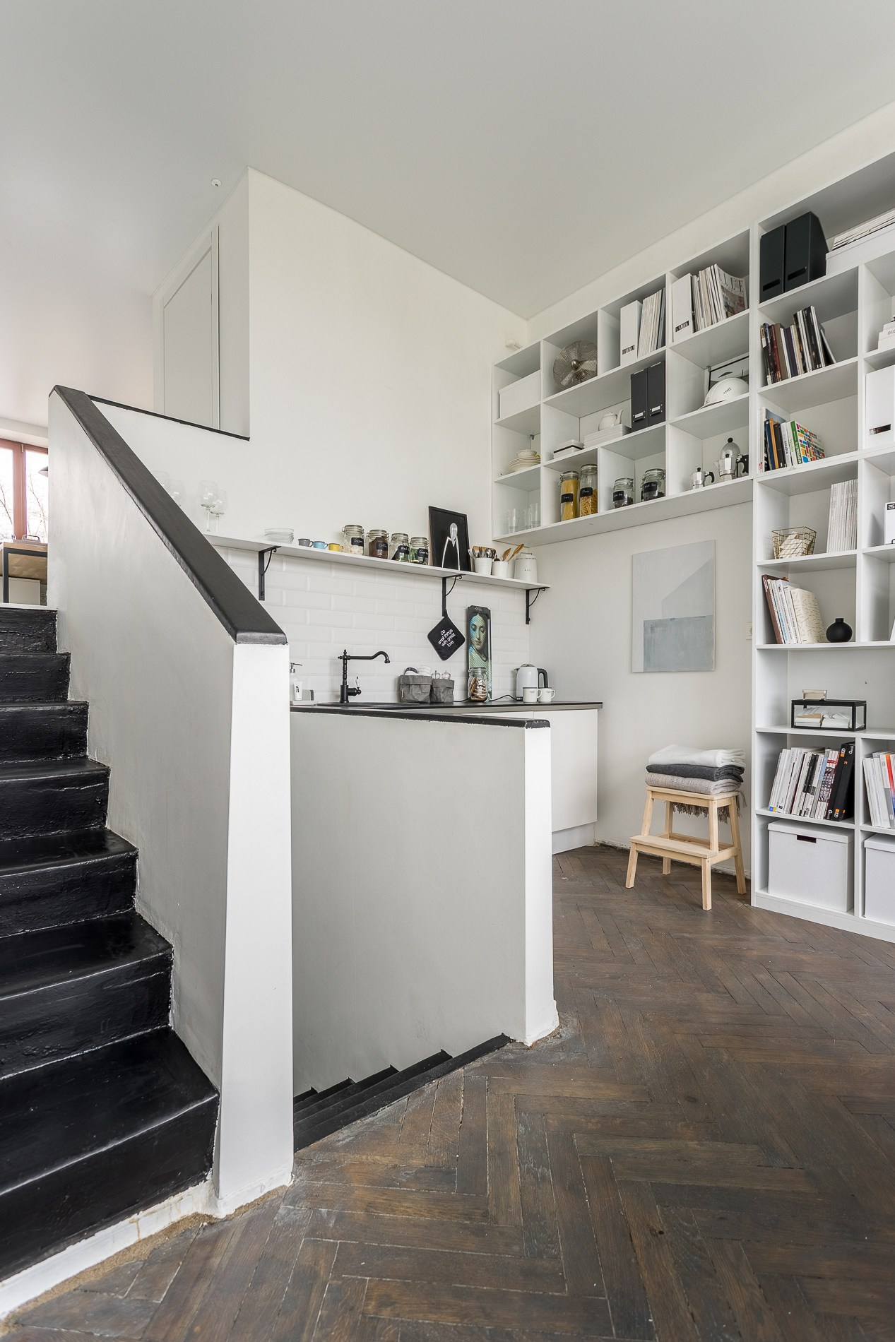 Офис дизайн-бюро Studio 25 в доме Наркомфина (до реконструкции). Фотограф Василий Буланов