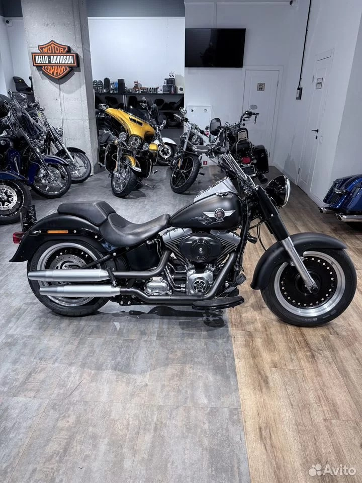 Купить Harley-Davidson Fat Boy ABS (Black Denim) (Softail/Dyna) — подробнее на сайте. Hello Davidson, Москва. Только хорошие мотоциклы…