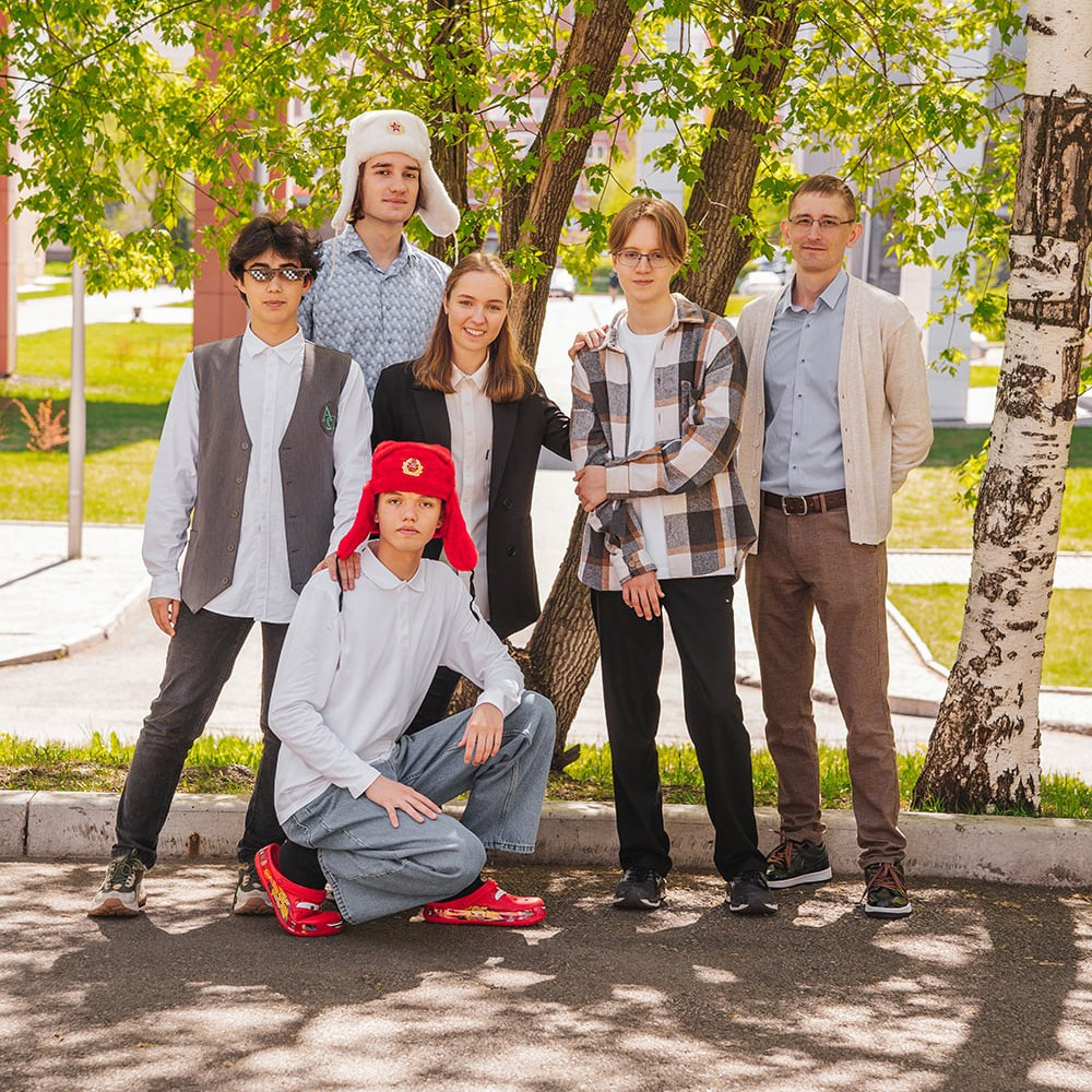 Выпускные альбомы для 9 класса: съёмка в школе и на улице. СИГМА | Студия выпускных альбомов Красноярск