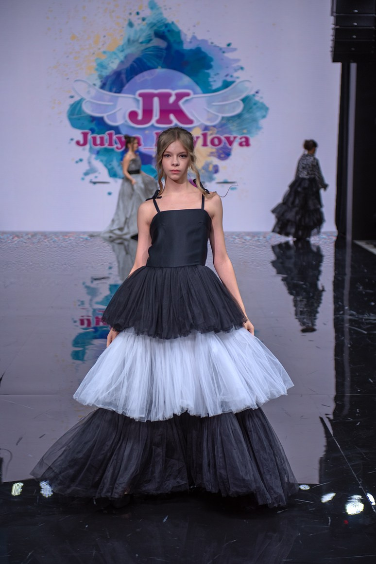 SochiFashionWeek2024 дизайнер Юлия Крылова. Семейный и коммерческий фотограф в Сочи Александр Бодунов