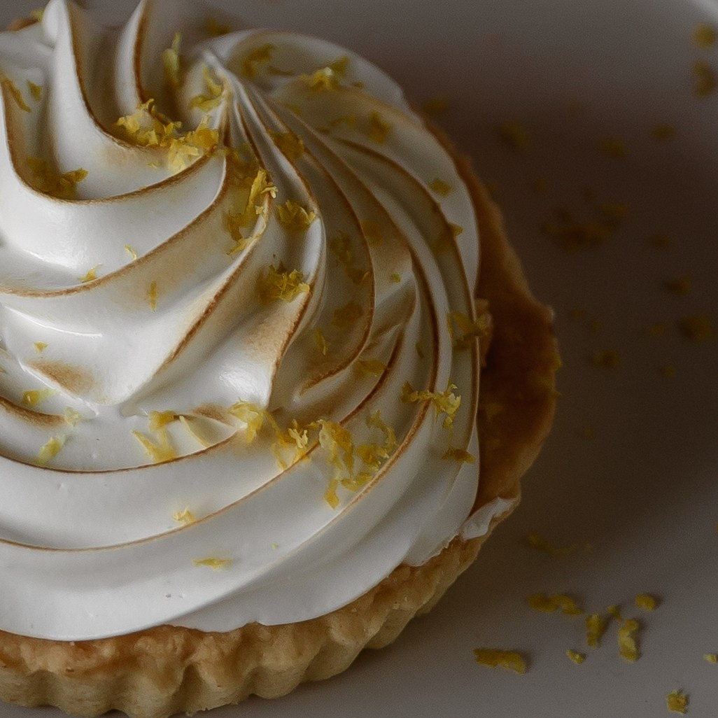 фуд-фото: подача десерта с кремом, акцент на текстуру фудсъемка