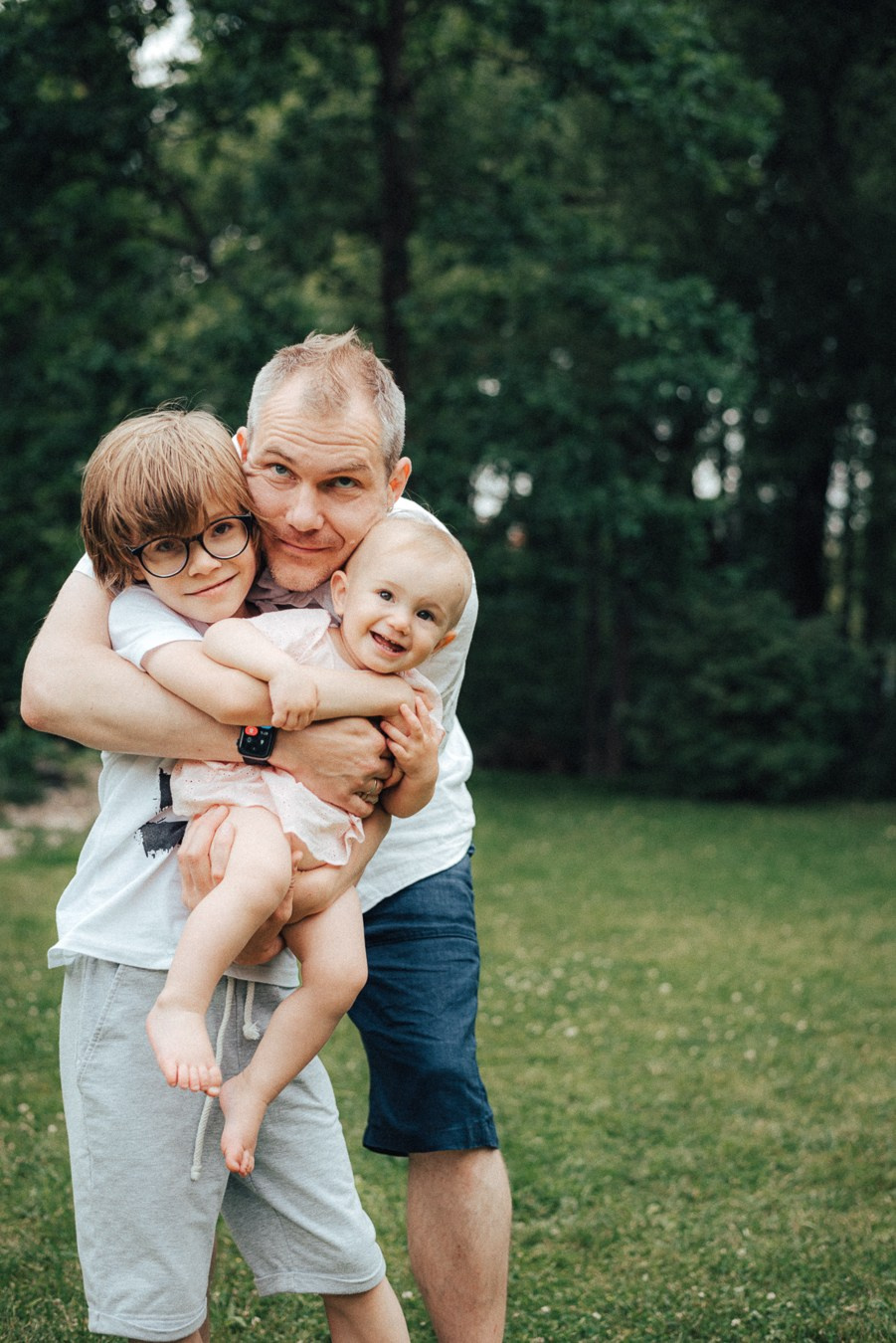 Коля, Ксюша, Саша, Андрей, Кира и бабушки | на даче