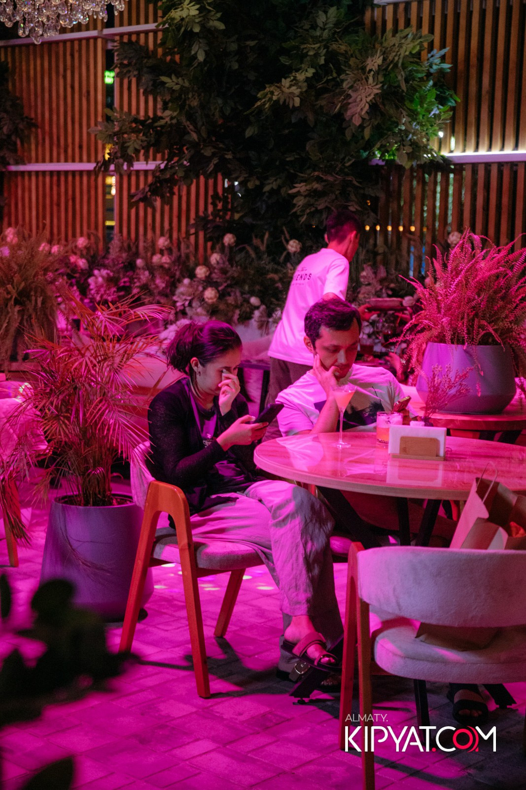 FRIENDS BAR & TERRACE. КИПЯТКОМ АЛМАТЫ!