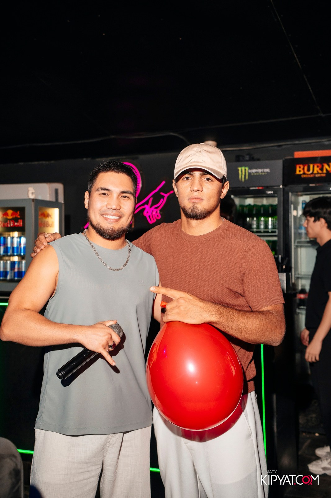 UYAT EMES BAR. КИПЯТКОМ АЛМАТЫ!