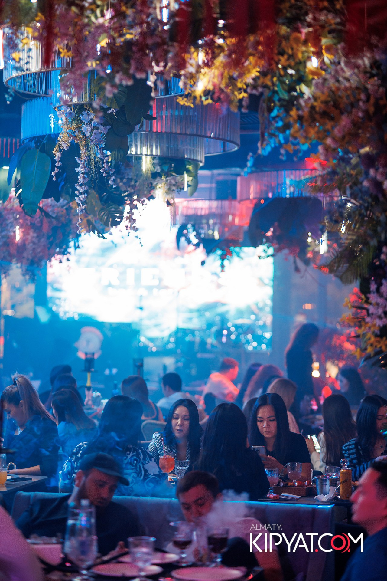 Friends bar & terrace. КИПЯТКОМ АЛМАТЫ!