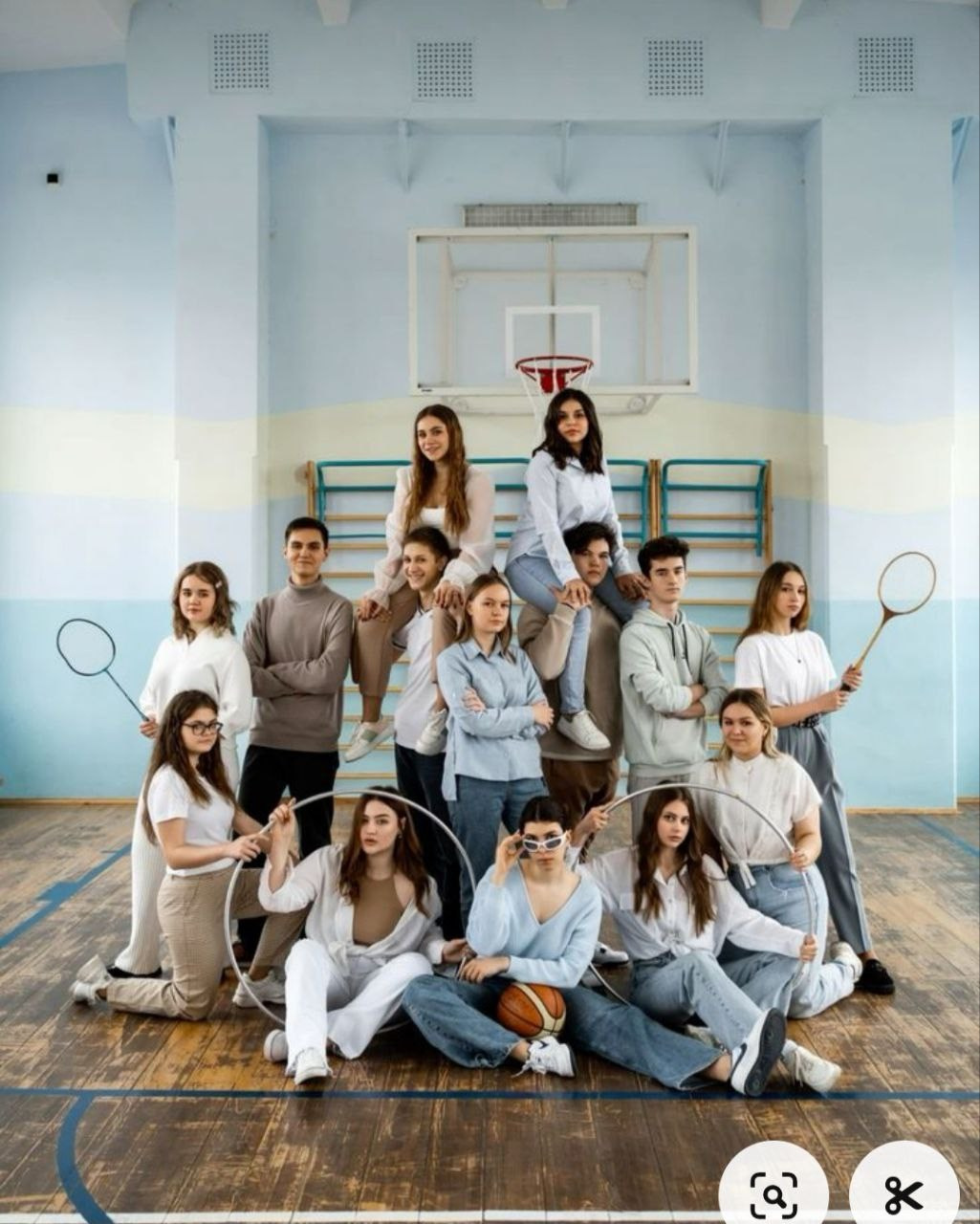 Примеры позировок для школьного альбома в старших классах. Фотограф в Шелехове, лучшие выпускные альбомы в Шелехове