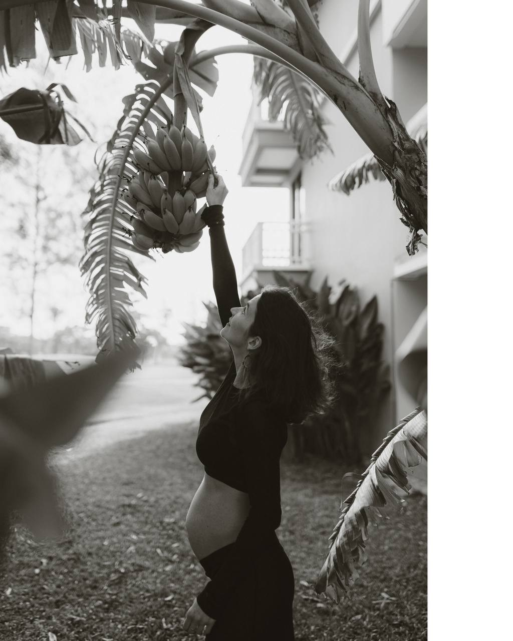 Девушка у бананового дерева в чёрно-белом кадре