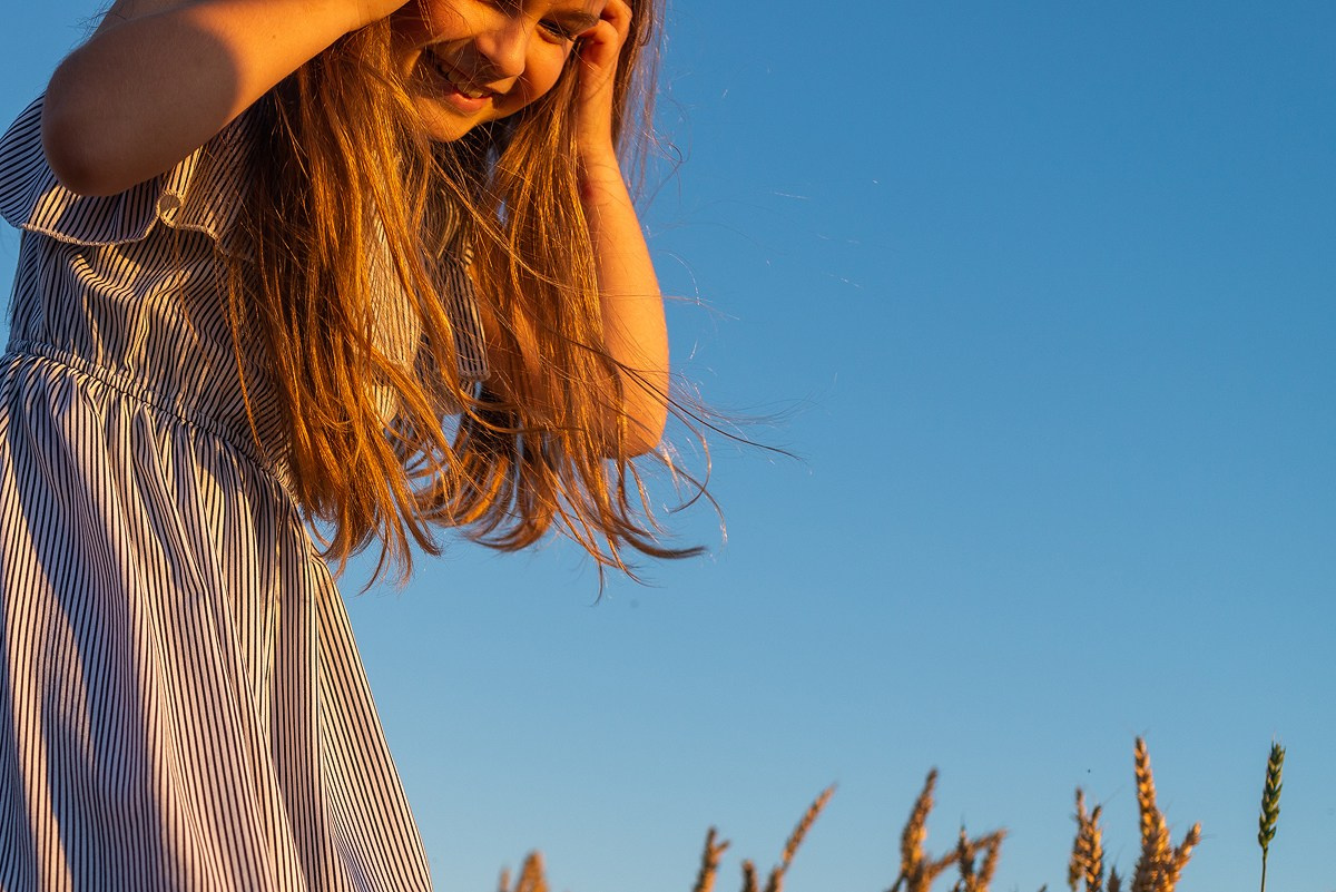 Поле, закат и наши улыбки. Фотограф Мария Ковкова
