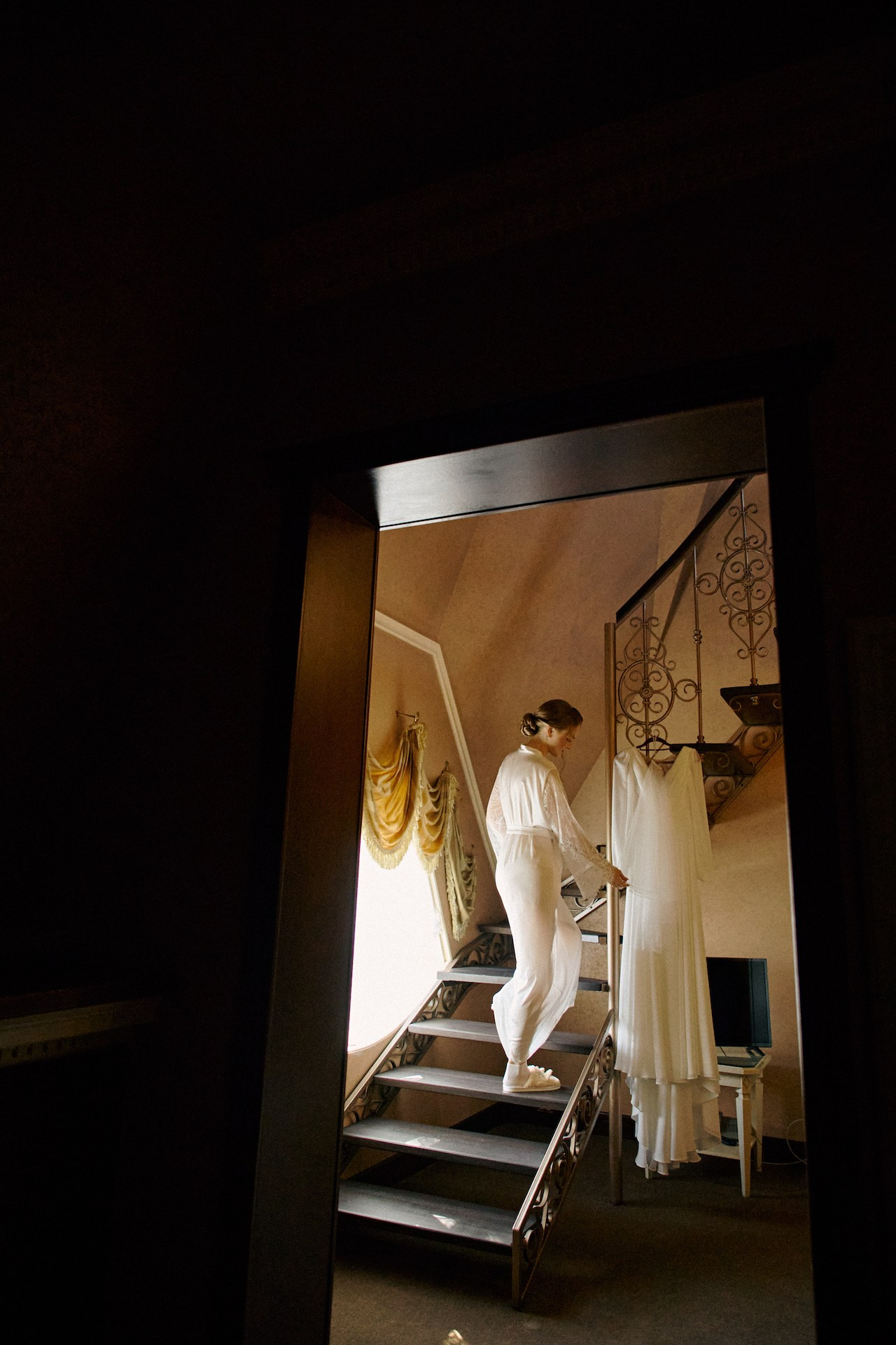 Мы - команда опытных и талантливых фотографов, специализирующихся на съемке свадеб. 