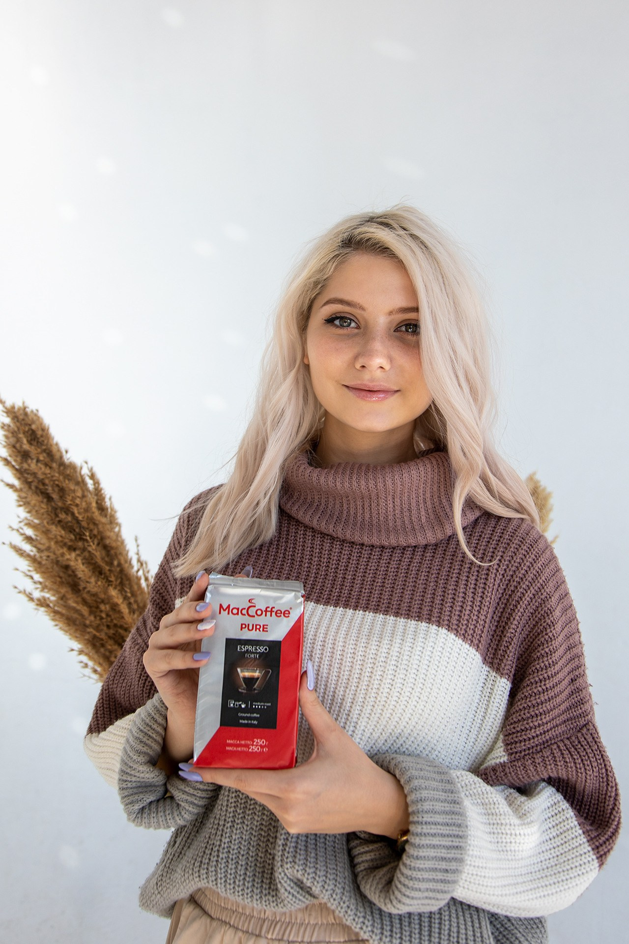 Как вам моя фотография бля Maccoffee девушка держит упаковку кофе