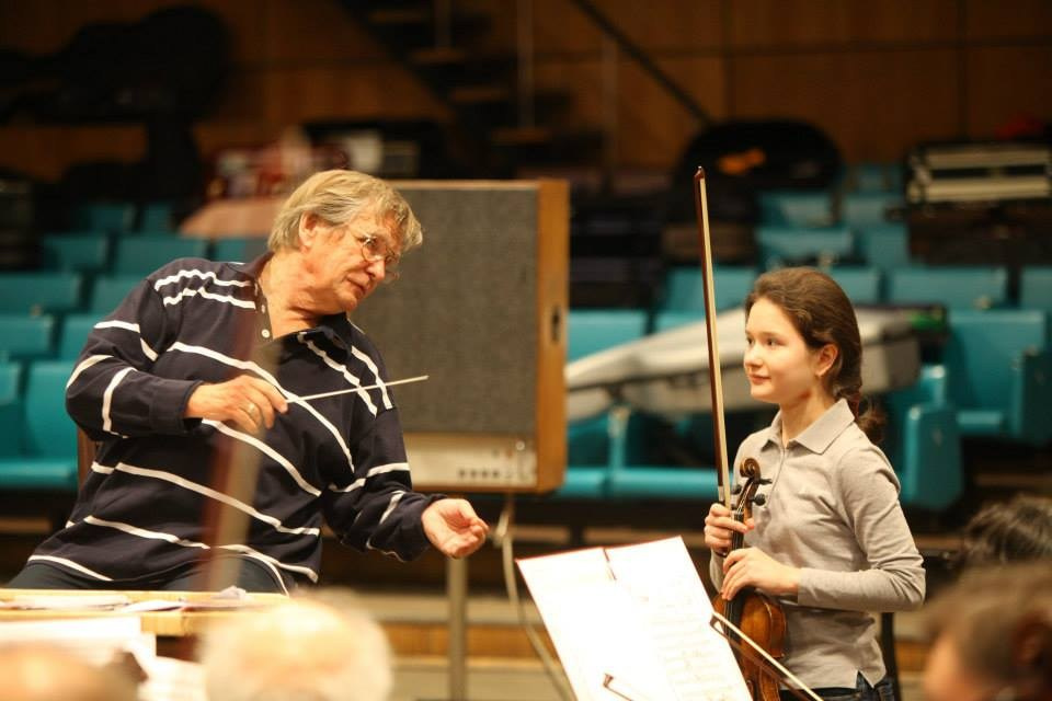 На сцене. Скрипачка Анна Савкина