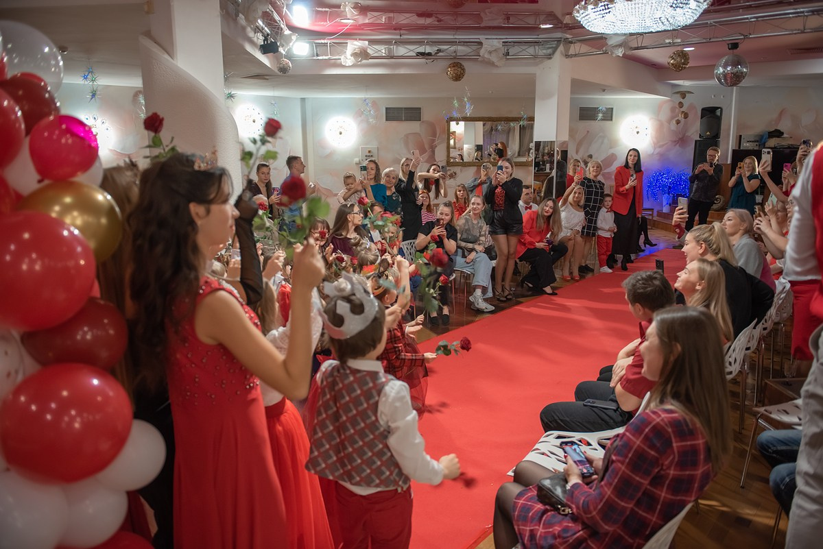 Выпускной в детской школе моделей HAPPYkids 2024. Семейный и коммерческий фотограф в Сочи Александр Бодунов