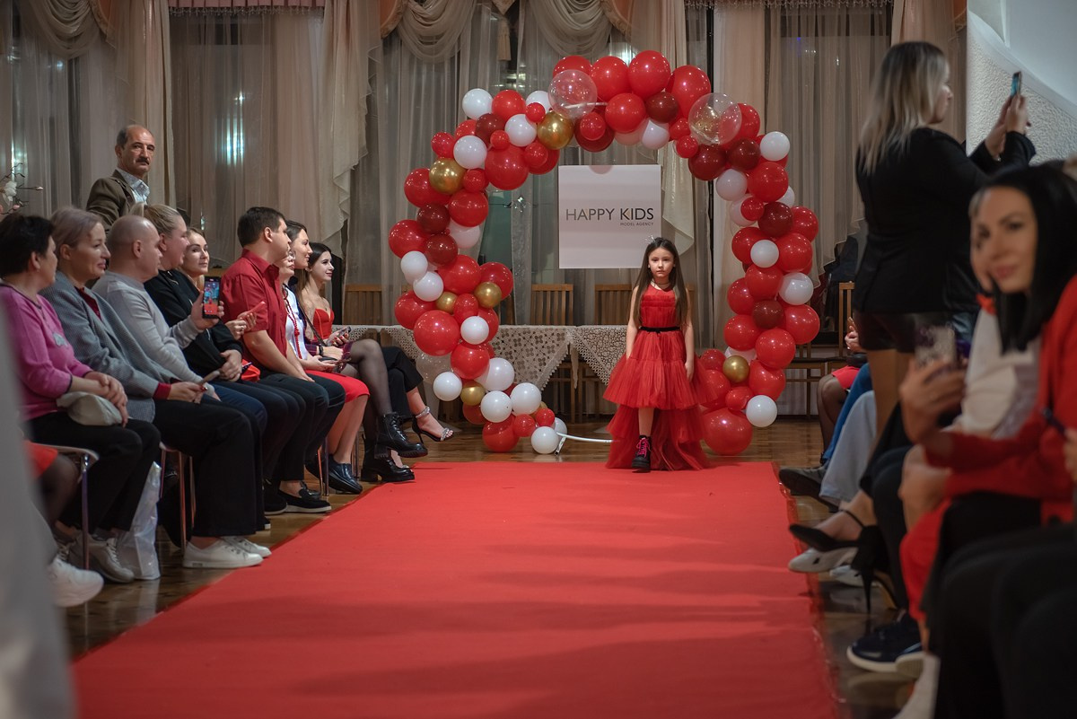 Выпускной в детской школе моделей HAPPYkids 2024. Семейный и коммерческий фотограф в Сочи Александр Бодунов